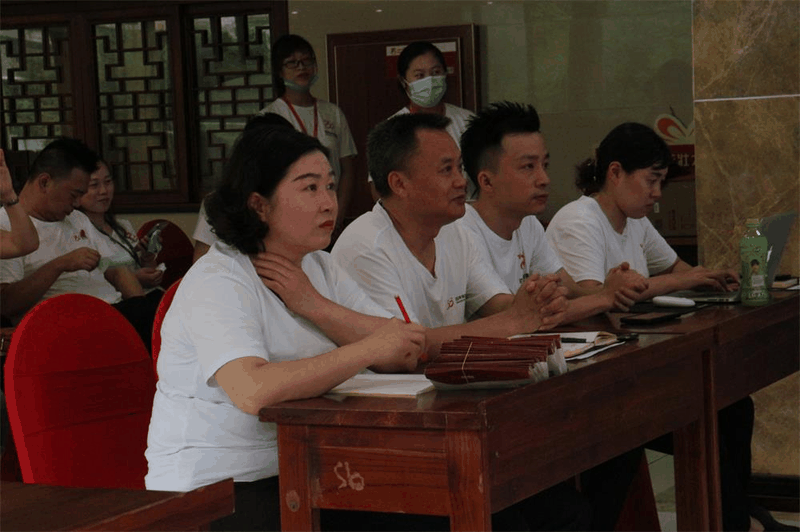 百年好房經(jīng)紀(jì)人三部曲：做人、做事、成交，每一曲都會讓客戶滿意！