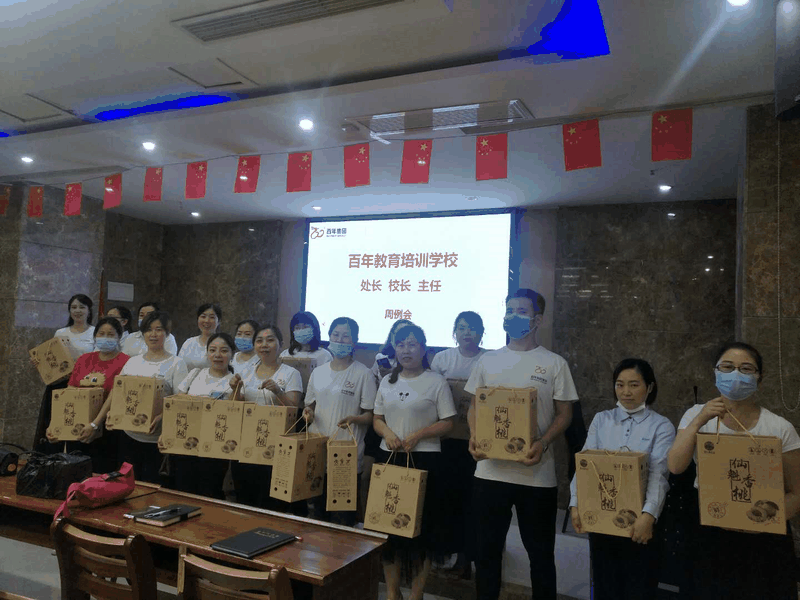 百年集團(tuán)為主管以上管理人員發(fā)放福利，充分彰顯“做受尊敬的百年人”的價值觀
