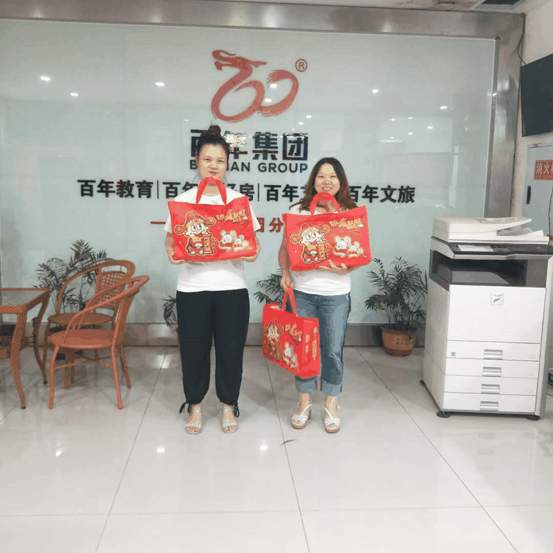 百年集團為員工子女發(fā)放“六一”禮物，祝愿所有的孩子兒童節(jié)快樂！