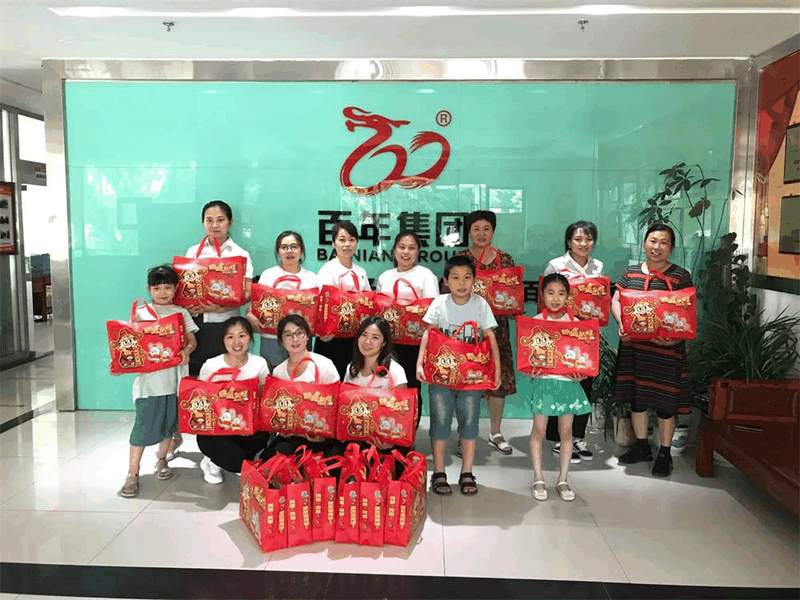 百年集團為員工子女發(fā)放“六一”禮物，祝愿所有的孩子兒童節(jié)快樂！